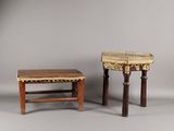 deux tabourets en bois et une table sur laquelle est posé un panier