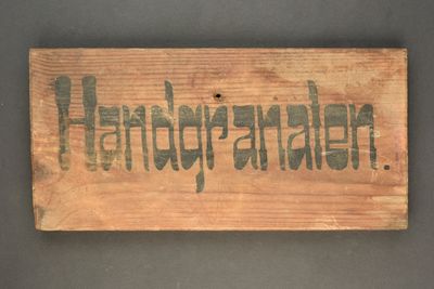 a wooden sign with the word handbrain written on it