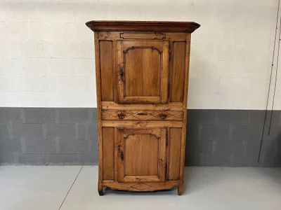 Homme debout en bois fruitier ouvrant à 2 portes et 1 tiroir…