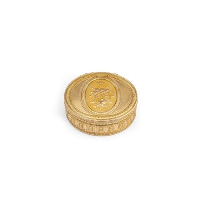 l'image d'une pièce d'or posée sur une surface blanche