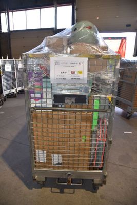 un chariot contenant de nombreux cartons dans un entrepôt