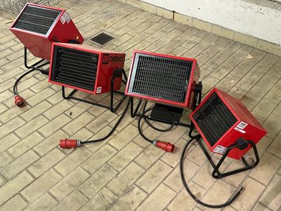 trois radiateurs portatifs posés par terre les uns à côté des autres