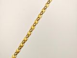un bracelet en or avec une chaîne sur fond blanc