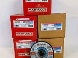 une pile de cartons contenant différents types de meules, empilés les uns sur les autres