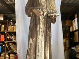 une statue représentant un homme tenant un enfant dans ses bras