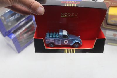 un camion miniature qui se trouve dans une boîte posée sur une table