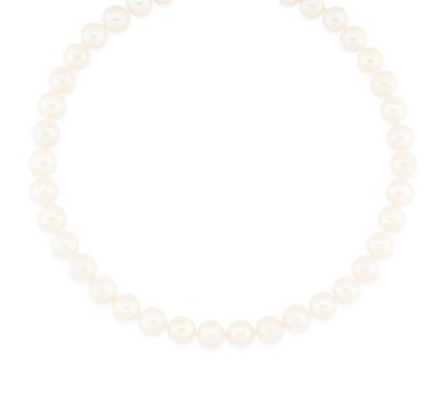 un collier de perles blanches avec un fermoir en or sur fond blanc