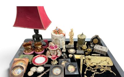 un plateau sur lequel se trouvent de nombreux objets