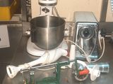 une table sur laquelle se trouvent un mixeur, un batteur et un blender