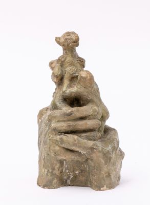 statue d'une femme assise sur un rocher, avec un oiseau perché sur son épaule