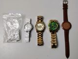 trois montres et une montre dans un sac posé sur une table