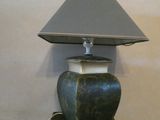 une lampe posée sur une table en verre