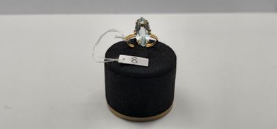 un gros plan d'une bague dans une boîte noire posée sur une table