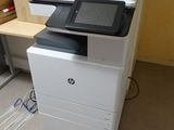 une imprimante posée sur un bureau
