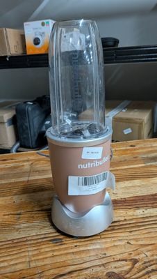 un mixeur posé sur une table en bois