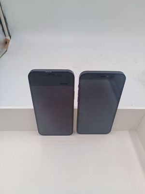 deux iPhones noirs posés sur un comptoir blanc