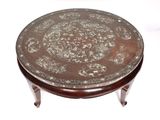 une petite table en bois ornée d'un motif circulaire