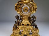 une horloge en or ornée de chérubins et d'anges