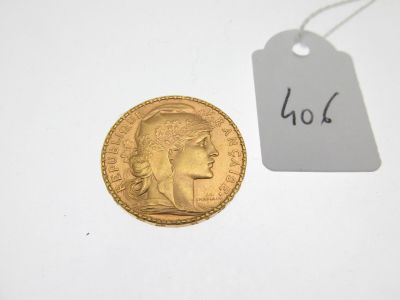 gros plan d'une pièce d'or portant une étiquette de prix