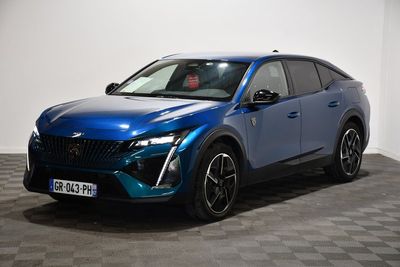 Le SUV bleu est garé sur un sol à damier dans une pièce.