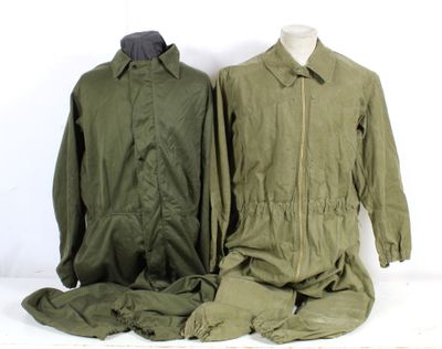 une paire d'uniformes militaires posés sur un mannequin, devant un mur blanc