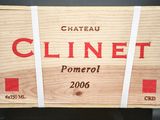 une caisse en bois sur laquelle est apposée une étiquette rouge et blanche