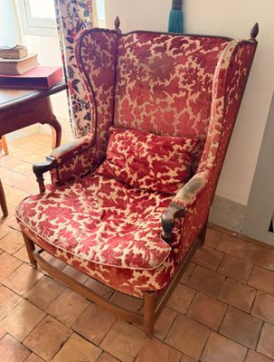 une chaise rouge et blanche ornée d'un motif rouge et blanc