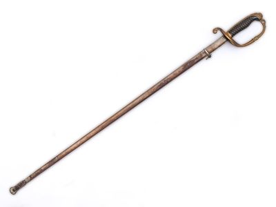 une vieille épée sur fond blanc, avec un fond blanc