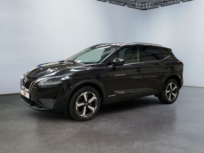 2017 nissan rav in a showroom with white walls and black flooring