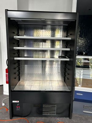 une vitrine vide au milieu d'une pièce