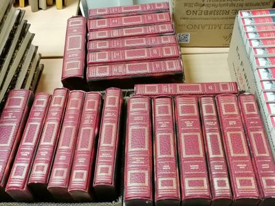 Des cartons remplis de livres sont empilés les uns sur les autres sur une table