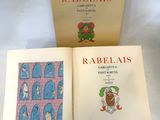 Trois livres pour enfants sont posés sur une table, accompagnés d'une étiquette de prix