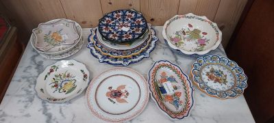 plusieurs assiettes et bols posés sur une table