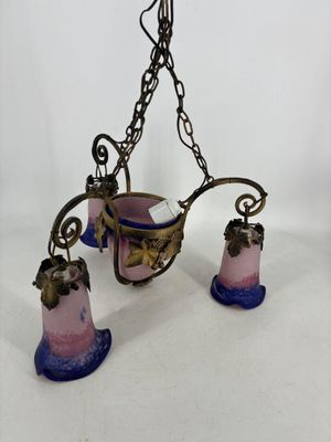 une image représentant un lustre composé de trois lampes en verre suspendues au plafond