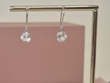 paire de boucles d'oreilles en cristal transparent suspendues à un support plaqué or