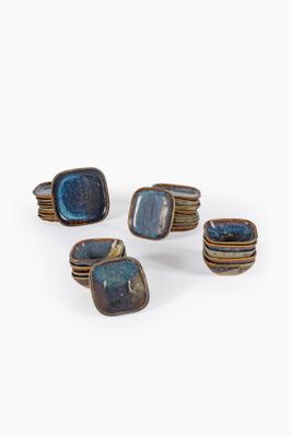 un lot de cinq bagues bleues et dorées de forme carrée