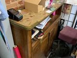 un chat allongé par terre à côté d'une commode