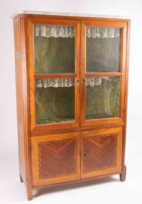 VITRINE en noyer et placage de palissandre et bois teinté, o…