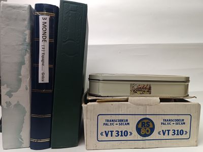 deux livres posés l'un à côté de l'autre sur une table