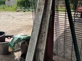 deux seaux posés par terre près d'une clôture
