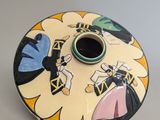 un bougeoir en céramique orné d'un motif de bande dessinée