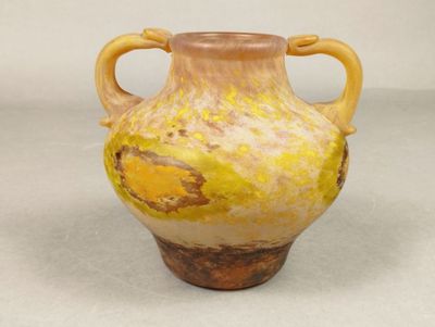 DAUM Nancy (Lorraine). Vase-amphore en verre marmoréen dans …