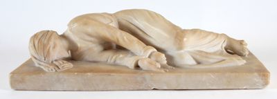 sculpture en marbre représentant un homme et une femme allongés sur un socle en marbre