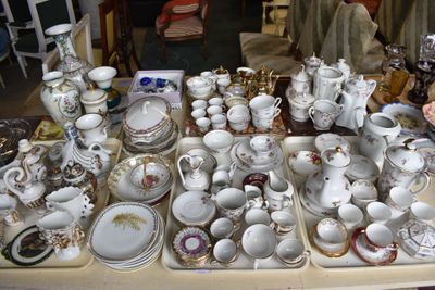 une table sur laquelle sont disposés de nombreux types de vaisselle différents
