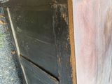une armoire en bois qui a été laissée à même le sol