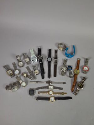 un grand nombre de montres posées sur une table