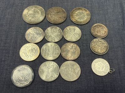 gros plan d'un paquet de pièces de monnaie posé sur une table