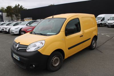 une camionnette jaune garée sur un parking à côté d'autres voitures