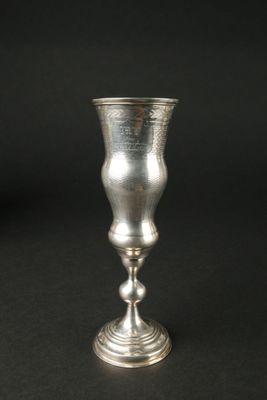 une coupe en argent ancien sur fond noir