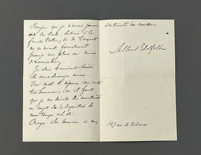 un livre ouvert avec une écriture manuscrite posé sur une table